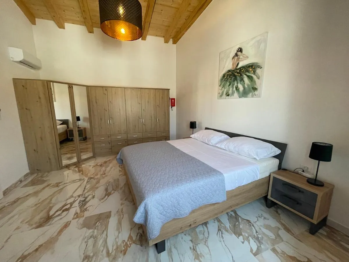 Villa Vic&Dave Pola 0*,  Croazia